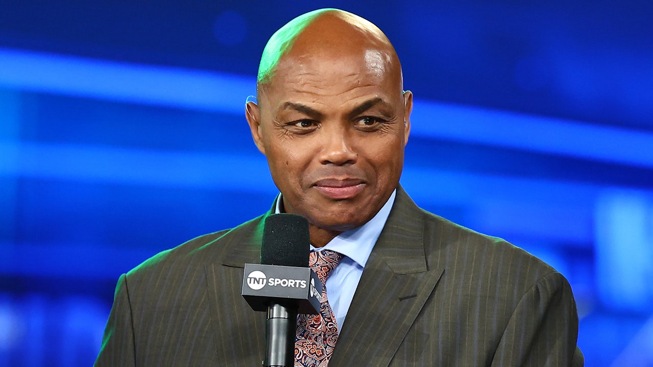 Read more about the article Charles Barkley fires shot at NBA media over head coaching rumors: ‘Do your damn job’