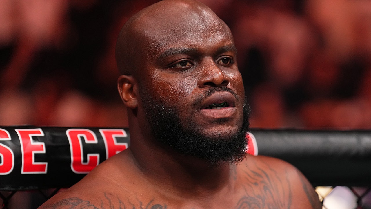 Read more about the article UFC star Derrick Lewis moons crowd, throws cup at media after knockout win