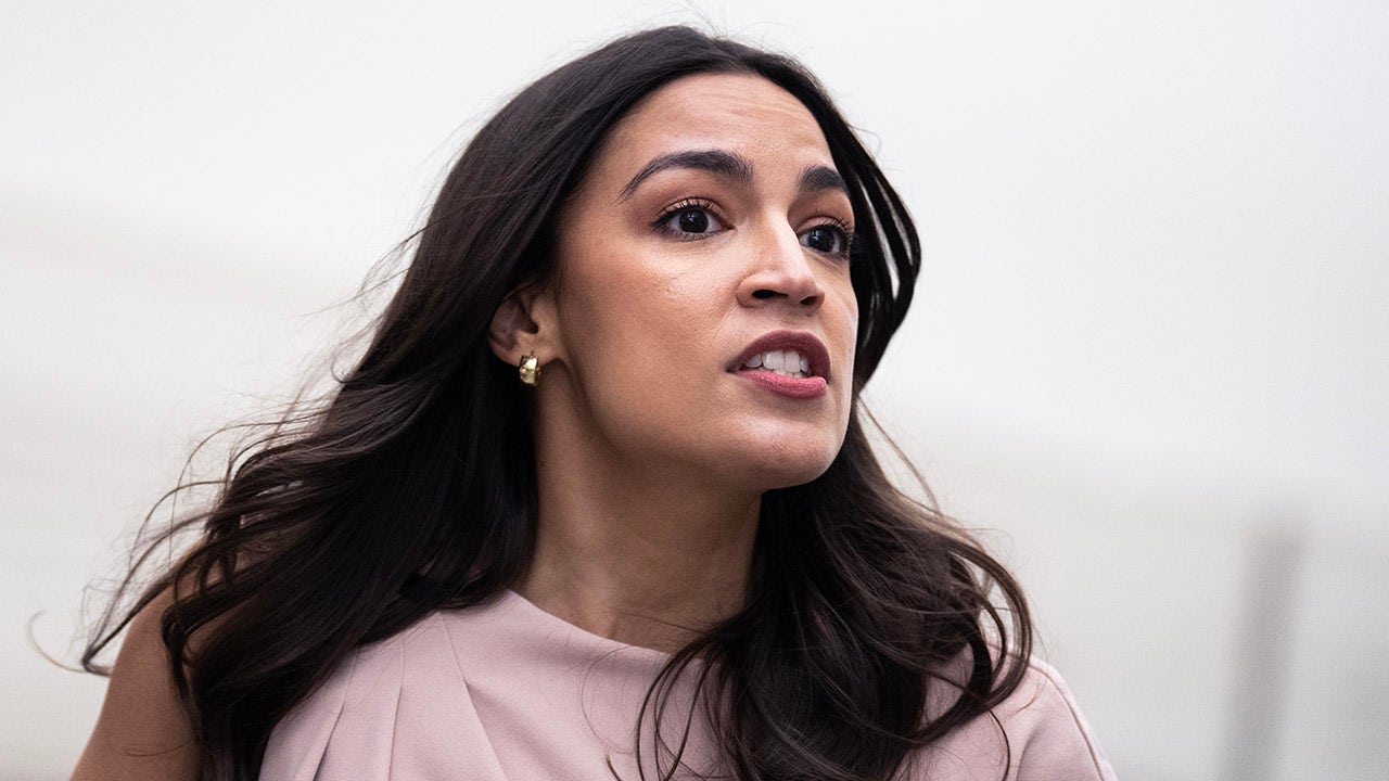 You are currently viewing AOC demands Senate Democrats investigate reports of Jan. 6 flags flown at Supreme Court Justice Alito’s home