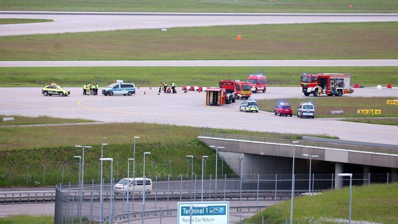 Klimatičtí aktivisté se nalepili na asfalt mnichovského letiště v Německu