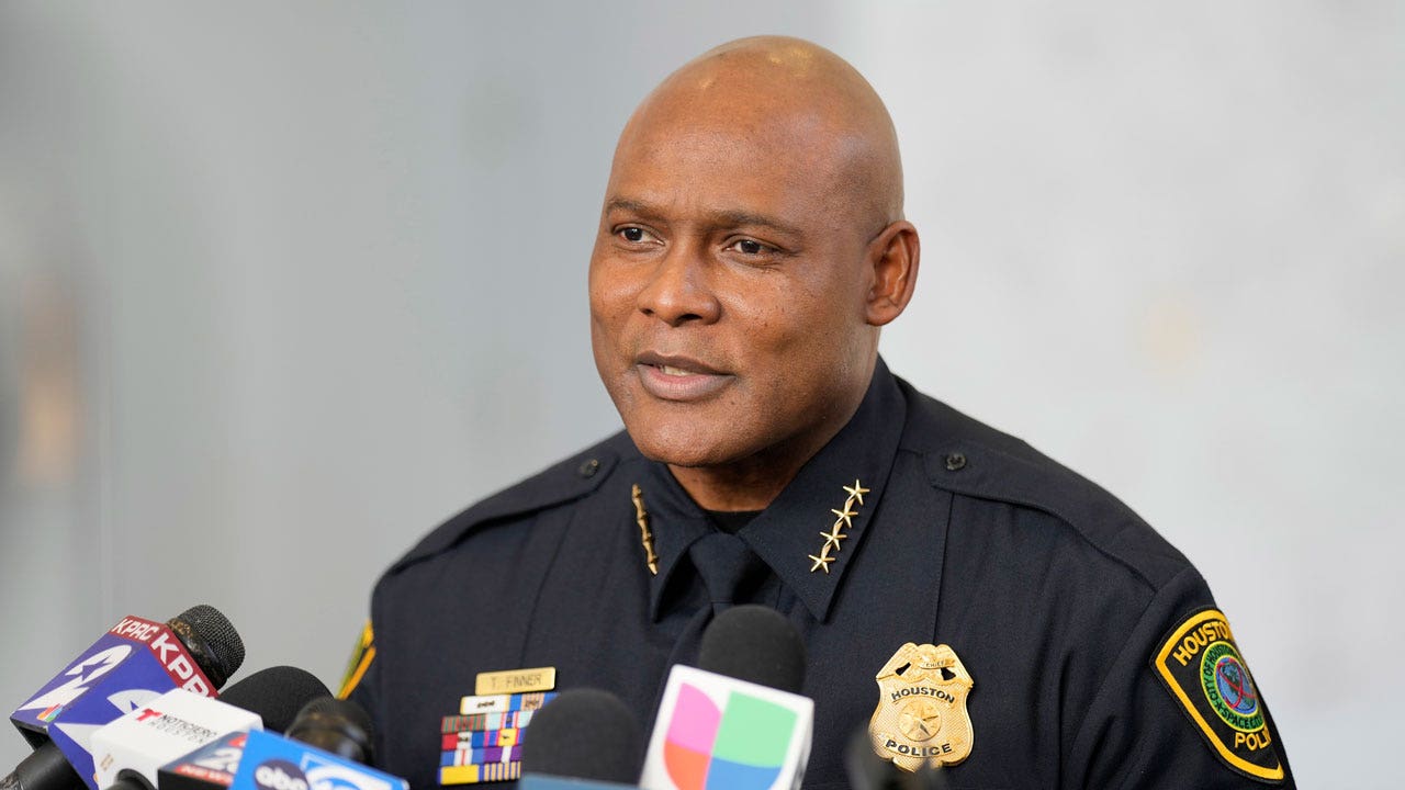 Read more about the article Houston police chief replaced amid investigation into hundreds of thousands of dropped cases