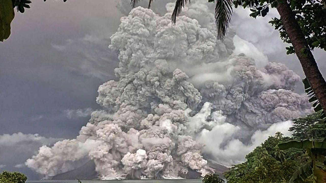 Read more about the article Indonesia’s Ruang volcano spits more hot ash after eruption forces schools and airports to close