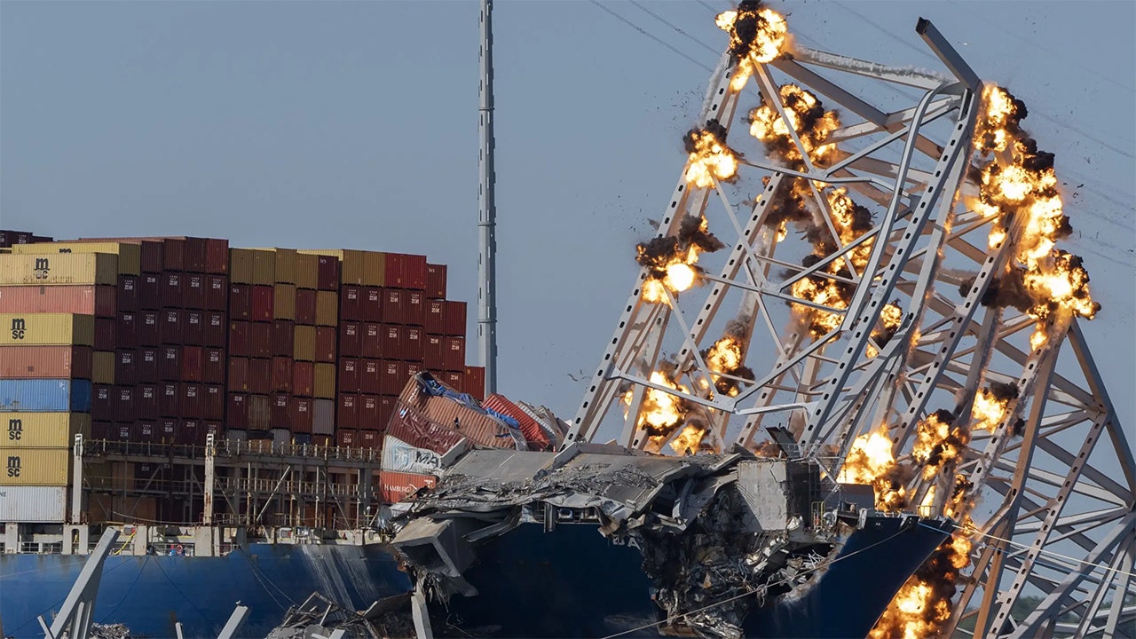 You are currently viewing Collapsed bridge span detonated to help free ship from Port of Baltimore