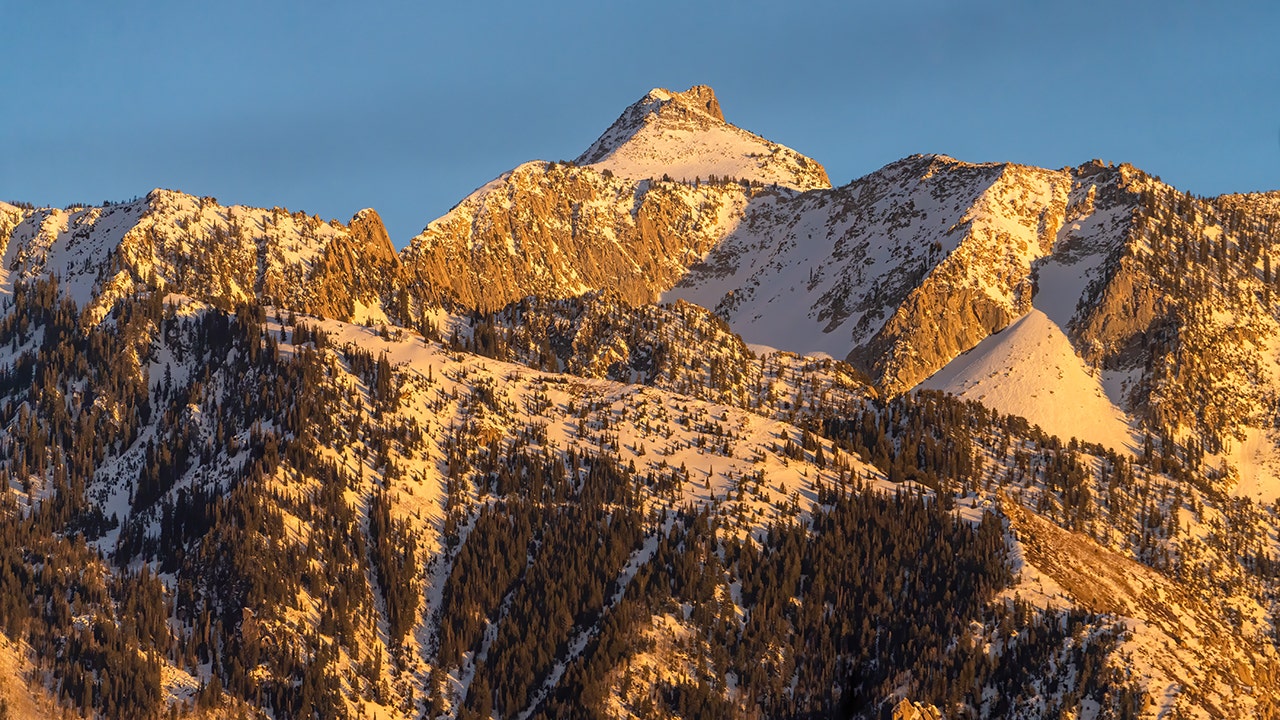News :Utah rescue crews search for 2 of 3 skiers who went missing after avalanche