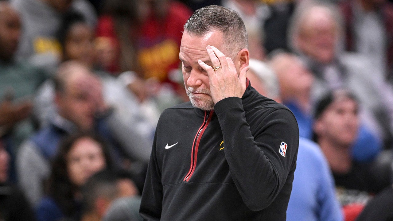 Read more about the article Nuggets’ Michael Malone screams in ref’s face, Jamal Murray tosses heat pack as Denver drops Game 2