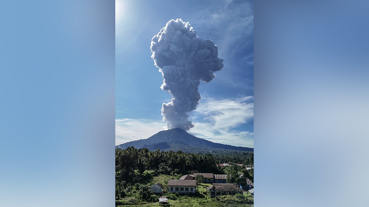 Read more about the article Wild images show Indonesian volcano eruption