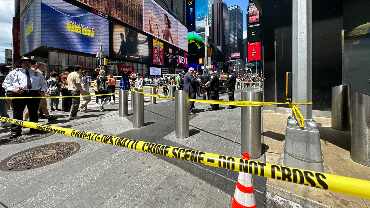 Read more about the article Man stabbed with machete in Times Square