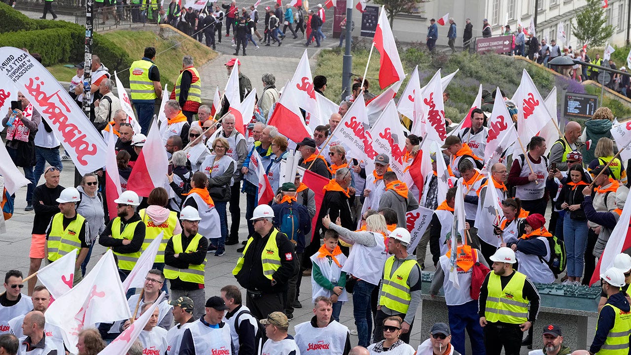 Polish farmers march in Warsaw opposing European Union climate policies