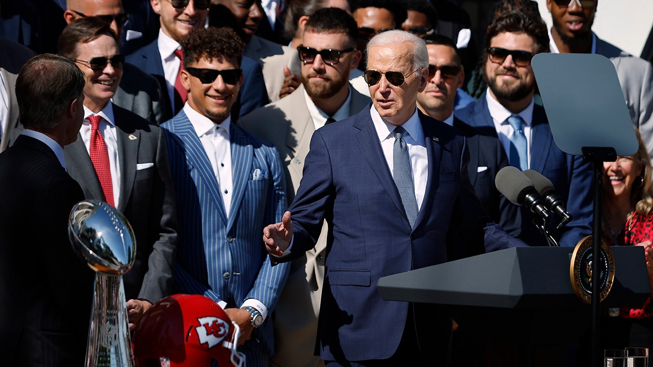 Read more about the article President Biden tries on Chiefs helmet, Travis Kelce jokes about last year’s antics during White House visit
