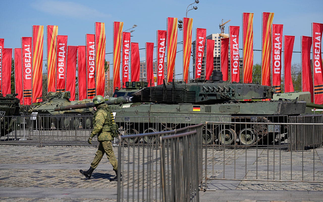Read more about the article Russia’s Kremlin parades Western equipment captured from Ukrainian army