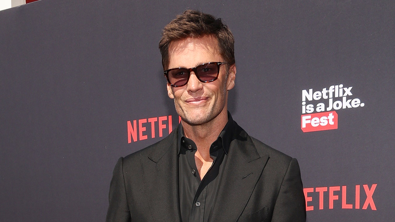 Tom Brady semble en colère contre la blague de Jeff Ross sur Robert Kraft lors du rôti de Netflix : “Ne dis plus ça”