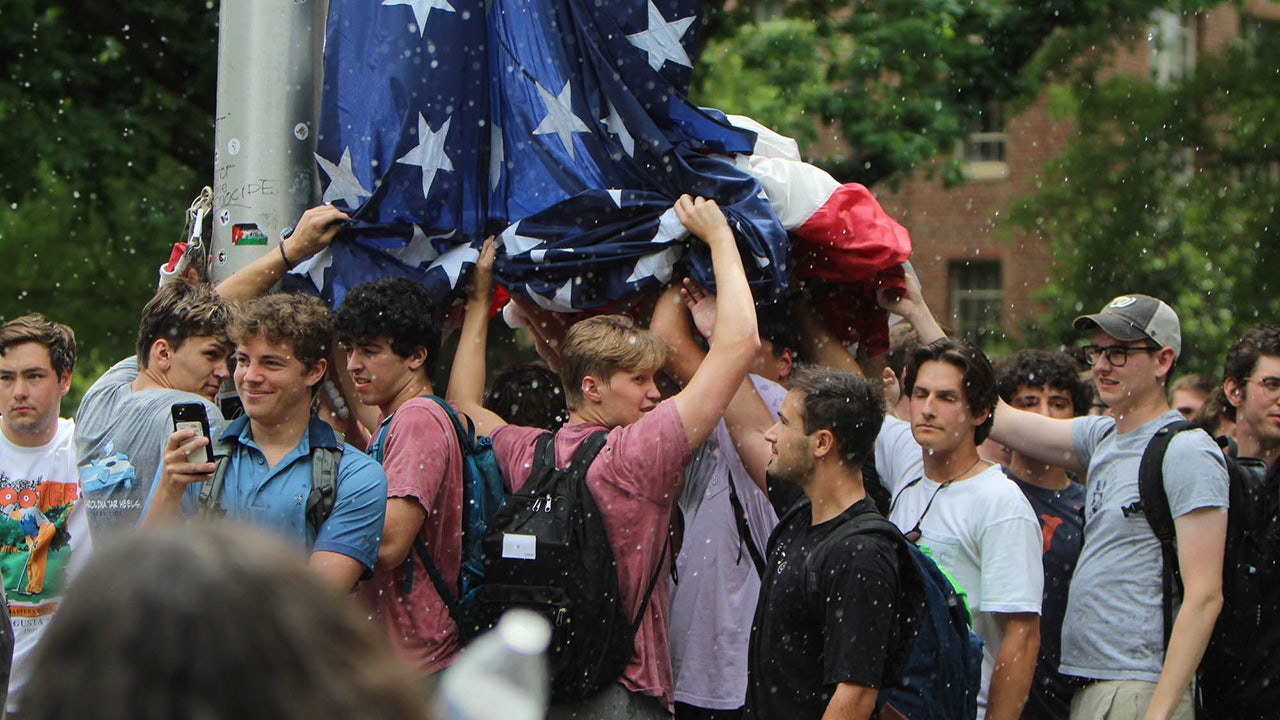 You are currently viewing UNC fraternity brothers defend reinstated American flag from campus mob who replaced with Palestinian flag