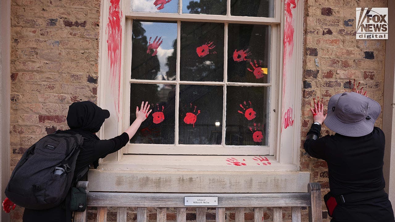 Read more about the article Demonstrators gather at UNC-Chapel Hill Chancellor’s office, smear red paint on building