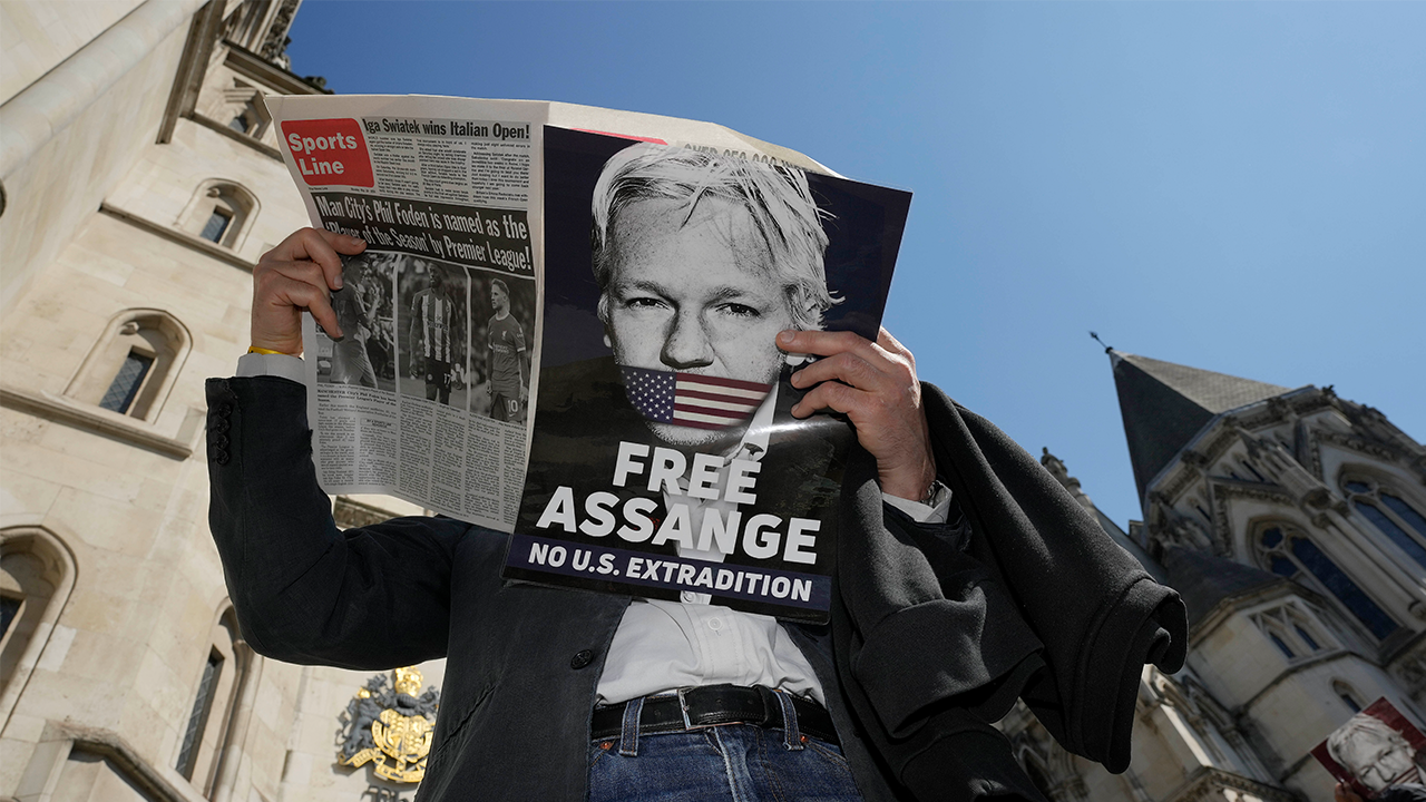You are currently viewing British court rules Julian Assange may make full appeal against US extradition