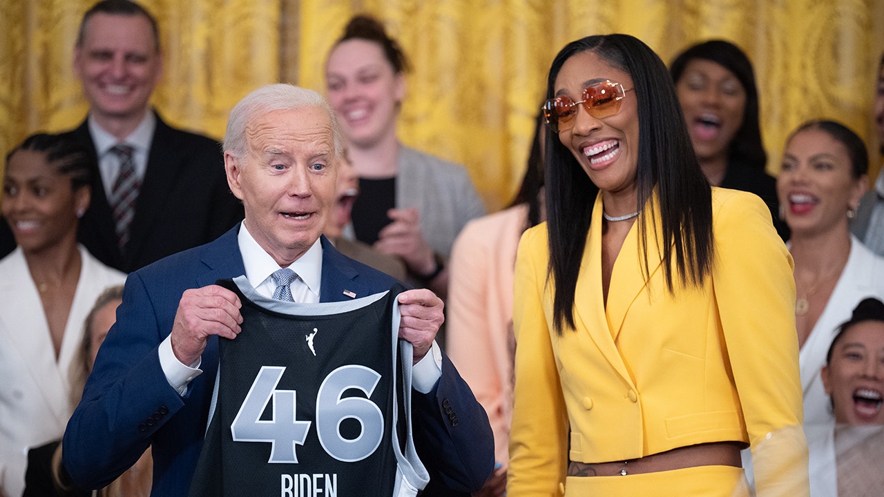 Read more about the article Biden wrongfully calls WNBA champion a coach during White House visit