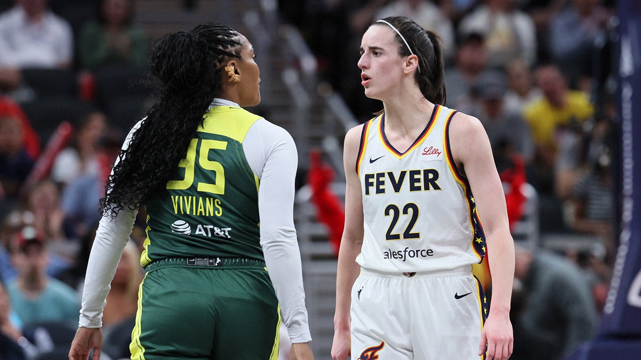 Read more about the article Caitlin Clark receives technical foul after getting in face of opponent