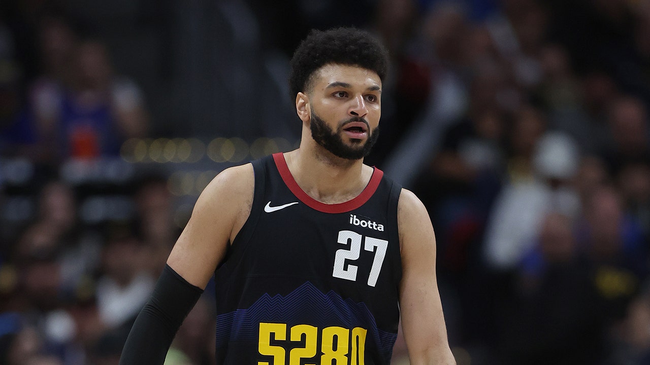 Read more about the article NBA doesn’t suspend Nuggets’ Jamal Murray, but fines him $100K for tossing objects toward official