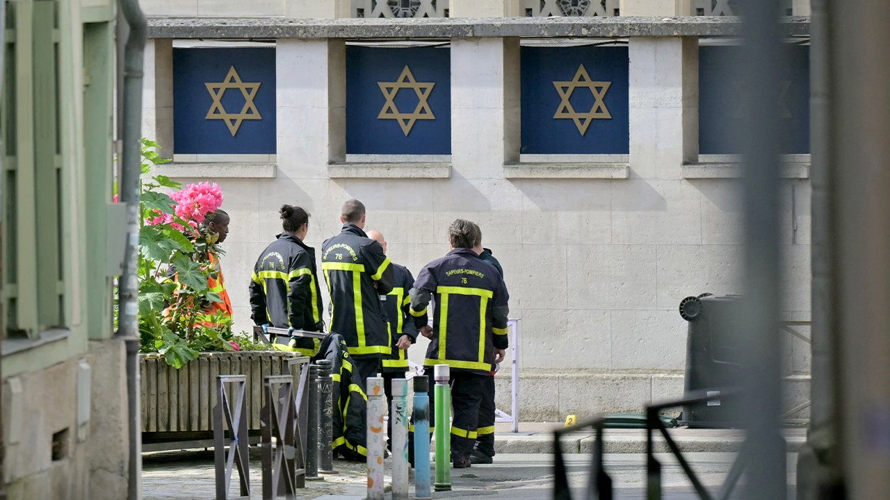 Read more about the article French police kill armed man suspected of setting fire to synagogue