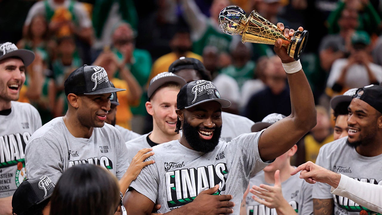 You are currently viewing Celtics advance to NBA Finals after completing sweet of Pacers