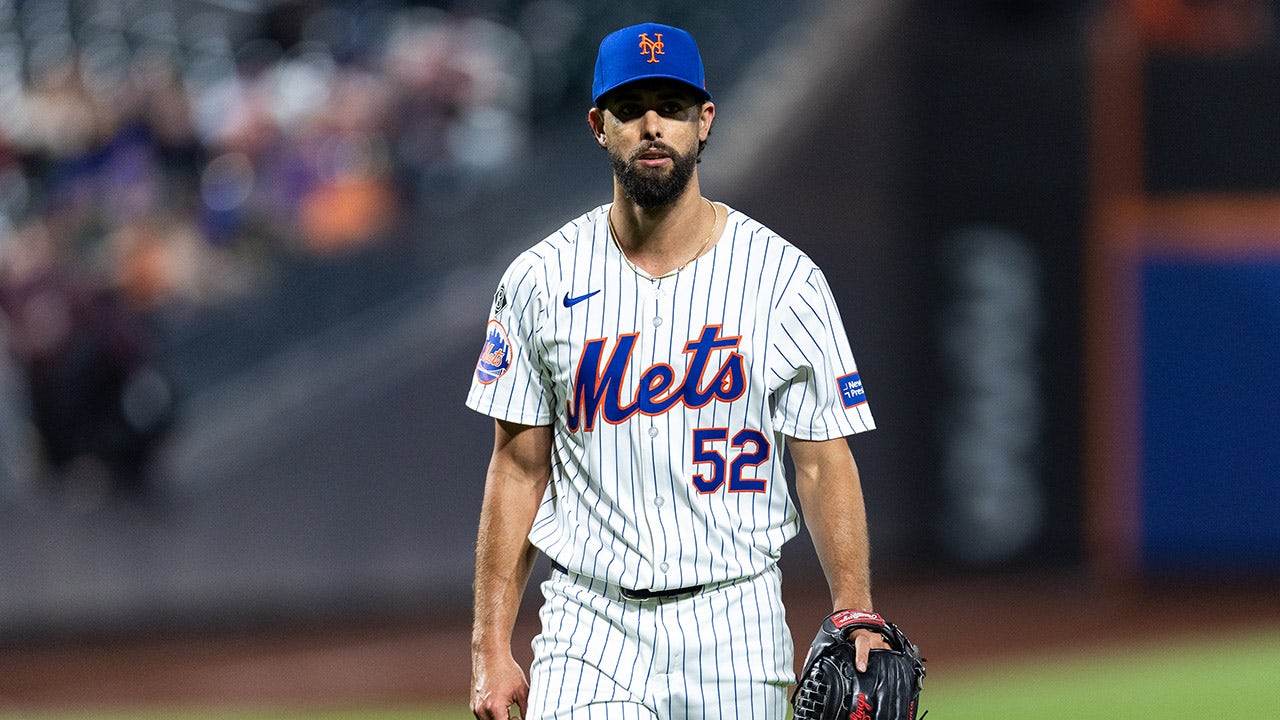 Read more about the article Mets pitcher launches glove into stands after getting ejected
