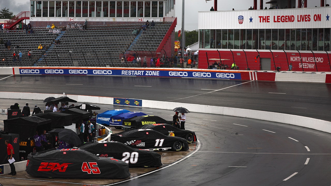 Tay đua NASCAR lao vào trận lũ lớn trên đường pit khi mưa khiến cuộc đua bị hoãn