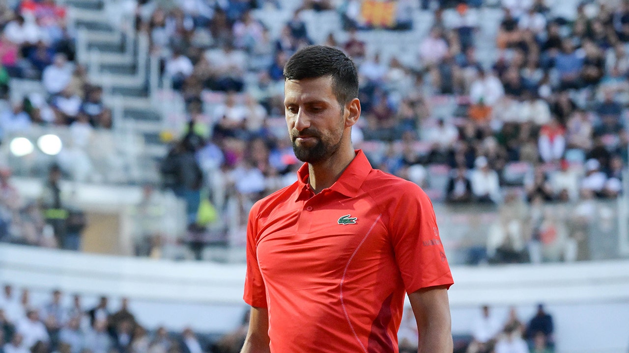 Read more about the article Novak Djokovic injured after bottle falls on his head while signing autographs