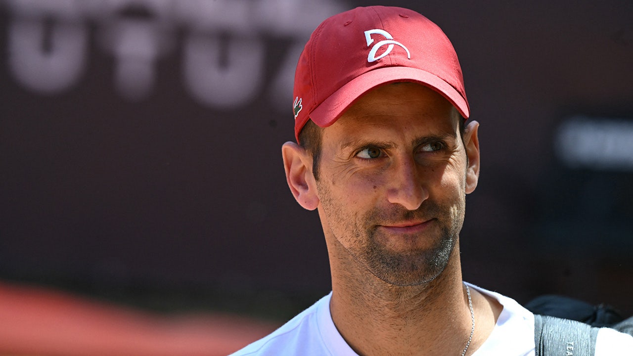 Read more about the article Novak Djokovic wears bicycle helmet to Italian Open training session after getting hit in the head with bottle