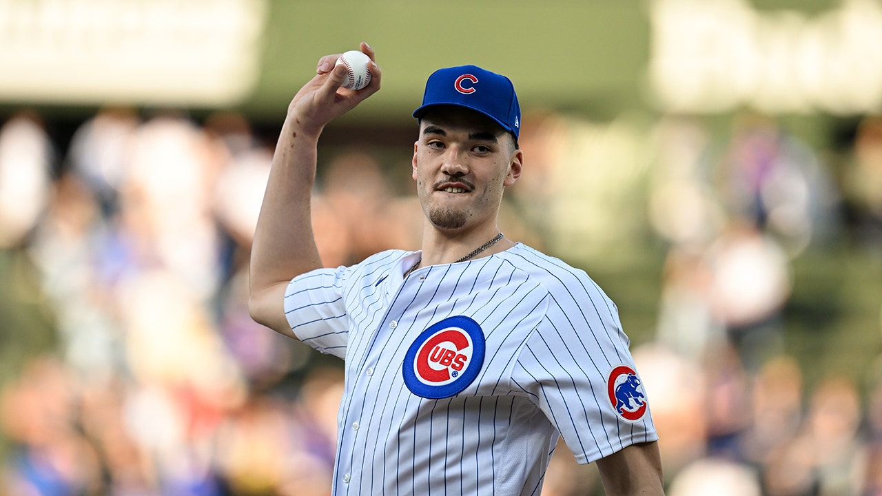 Read more about the article Purdue star, NBA Draft prospect Zach Edey throws putrid first pitch at Cubs game