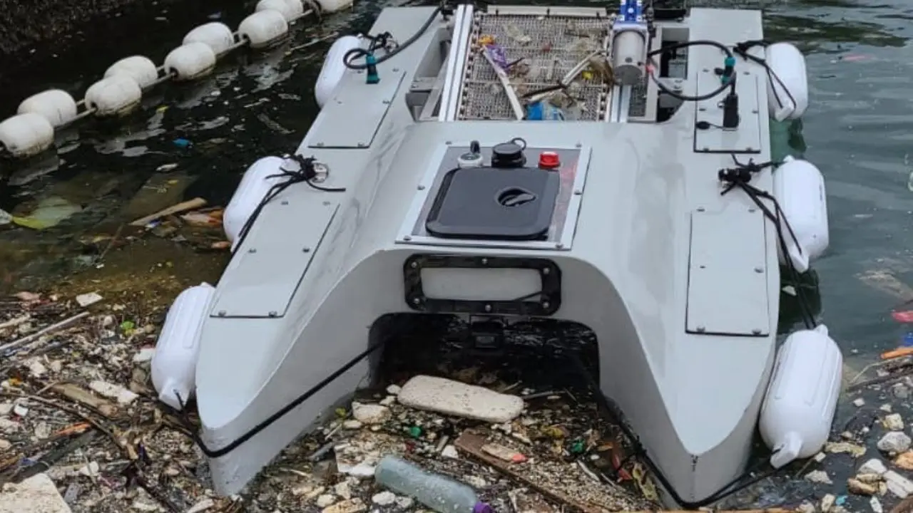You are currently viewing Autonomous trash-gobbling robot boat wages war on waterway waste