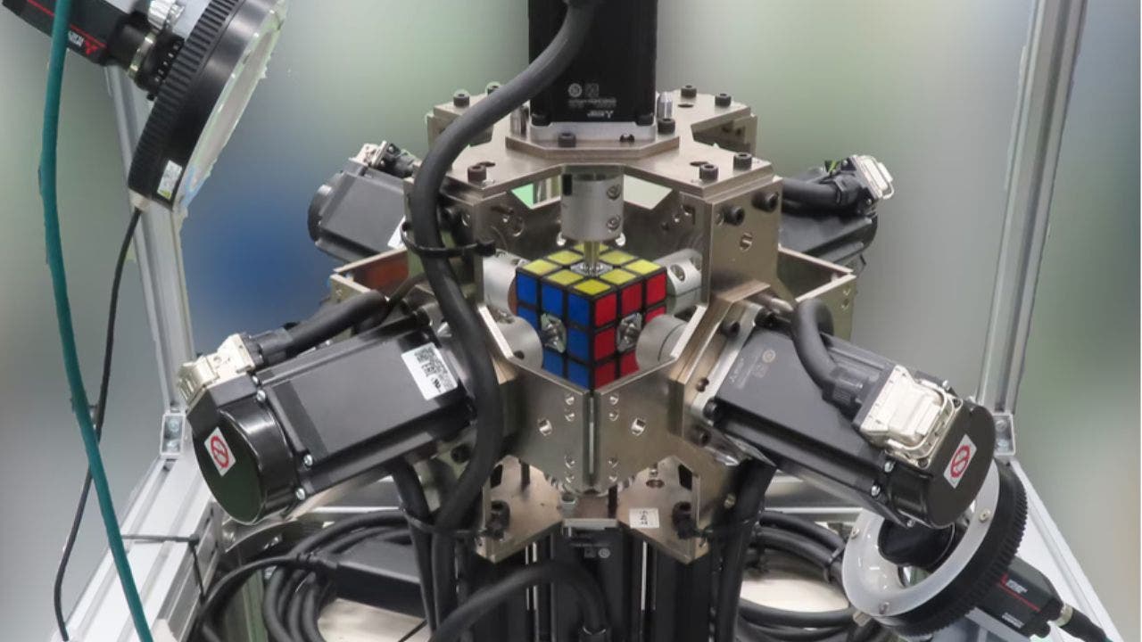 Read more about the article Crazy fast electric robot sets new Rubik’s Cube world record