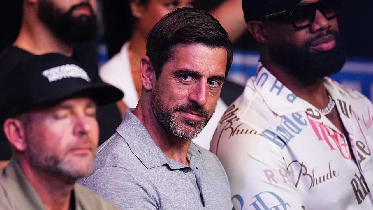 Read more about the article Aaron Rodgers makes appearance at UFC 303 amid Jets minicamp absence