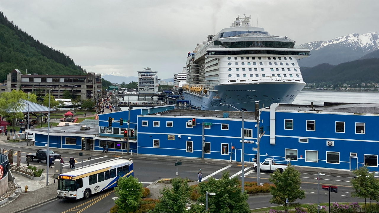 Read more about the article Alaska’s capital strikes deal with cruise lines to limit passenger numbers