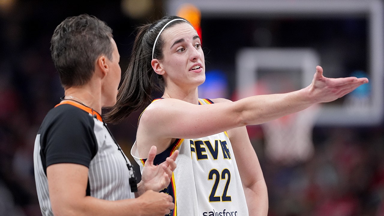 Read more about the article WNBA fans argue referees missed blatant foul against Caitlin Clark as surging Fever extend winning streak