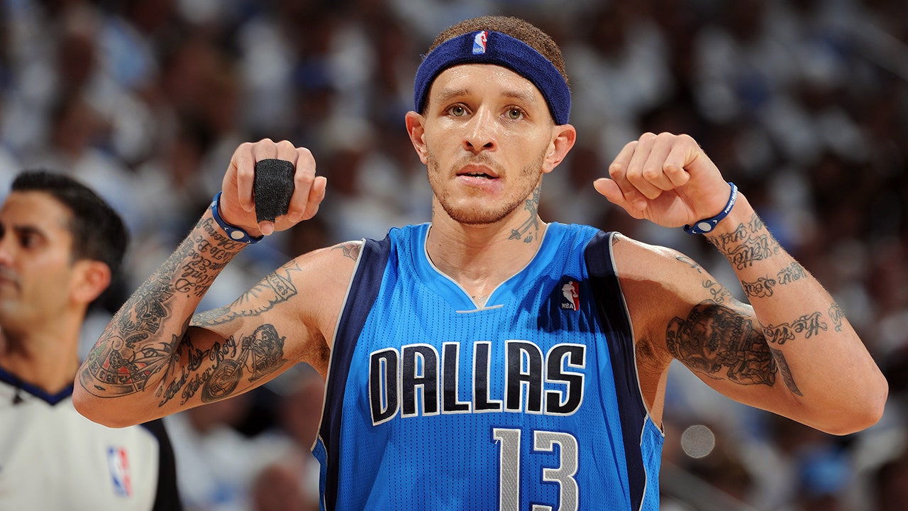 Read more about the article Troubled former NBA player Delonte West spotted stumbling through parking lot after latest arrest