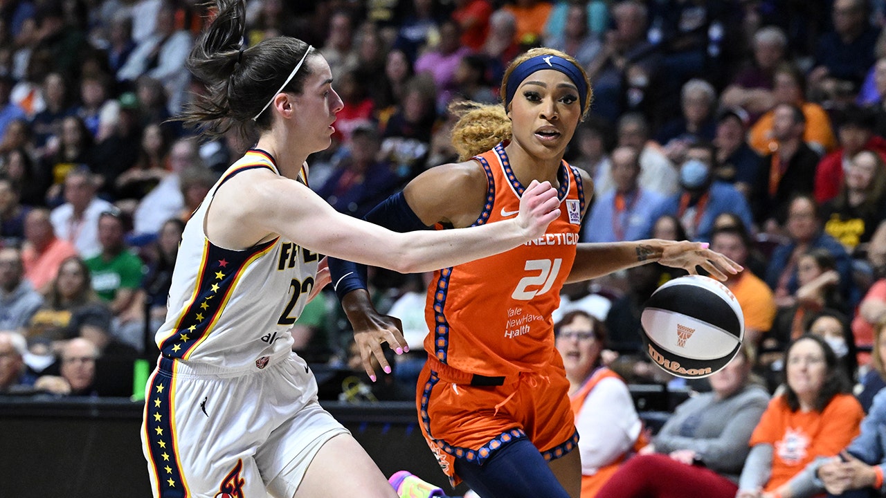 Read more about the article DiJonai Carrington mocks Caitlin Clark after fouling her, gets booed at home