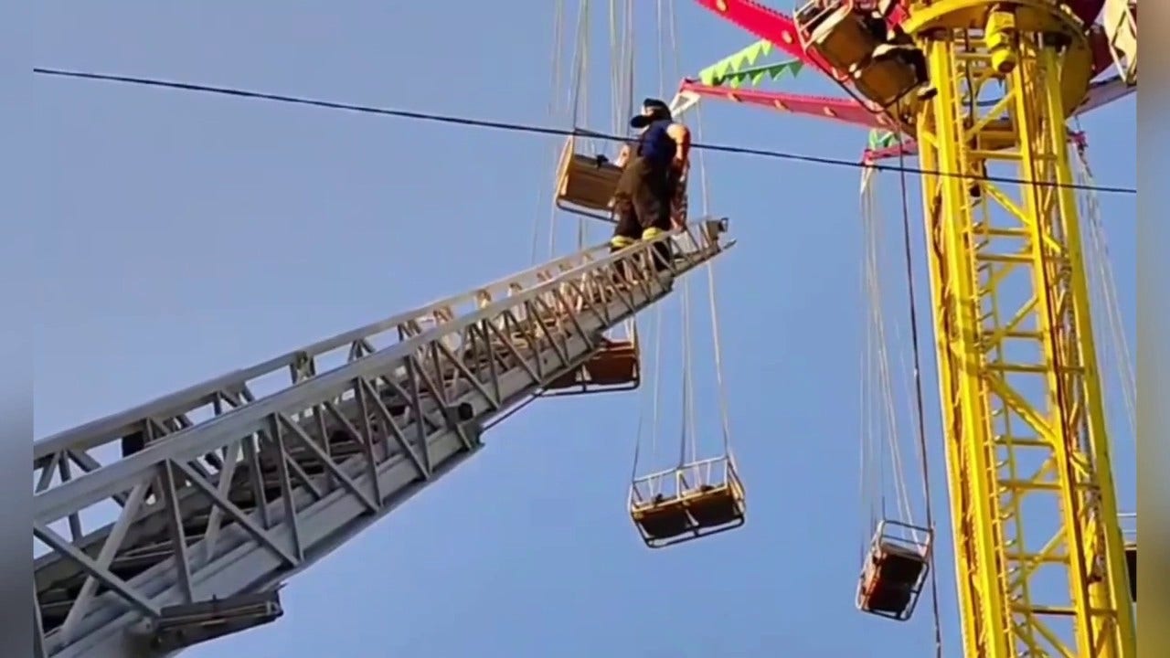 Read more about the article WATCH: Russian amusement park ride malfunctions, trapping a dozen people 50 feet in the air