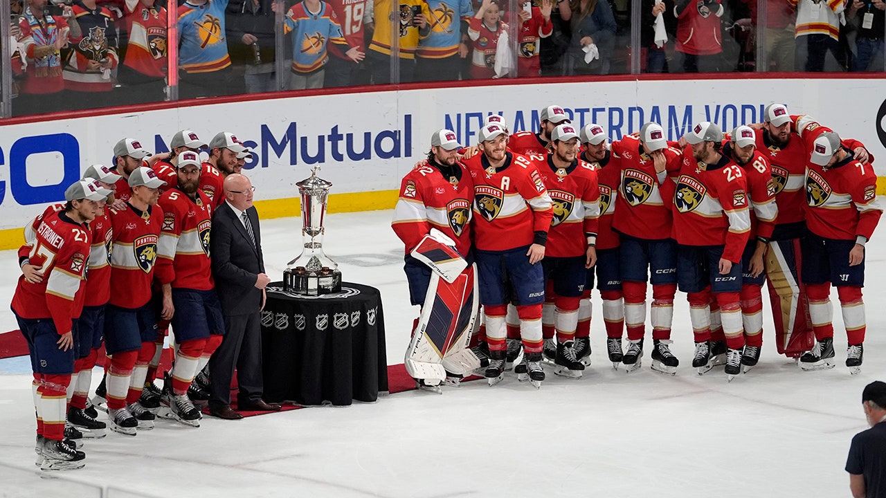 Read more about the article Panthers advance to 2nd straight Stanley Cup Final with Game 6 over Rangers
