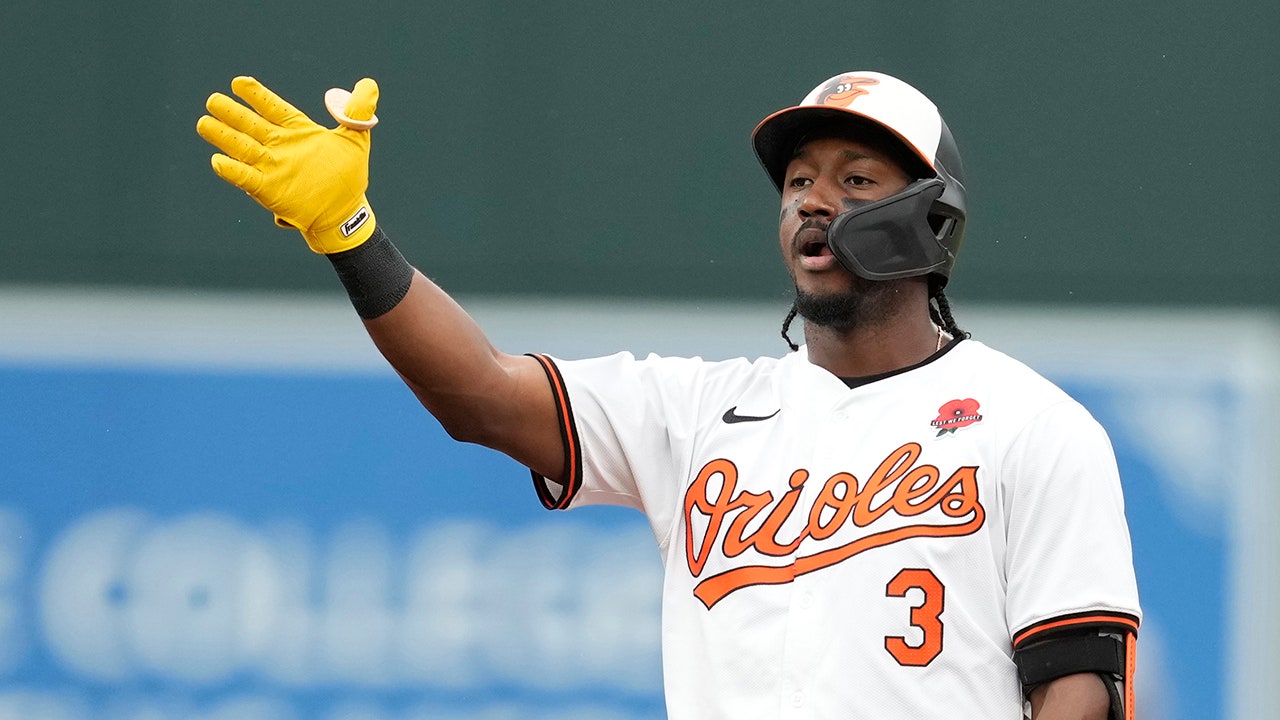Read more about the article Orioles’ Jorge Mateo forced to leave game after bizarre accident near on-deck circle with teammate
