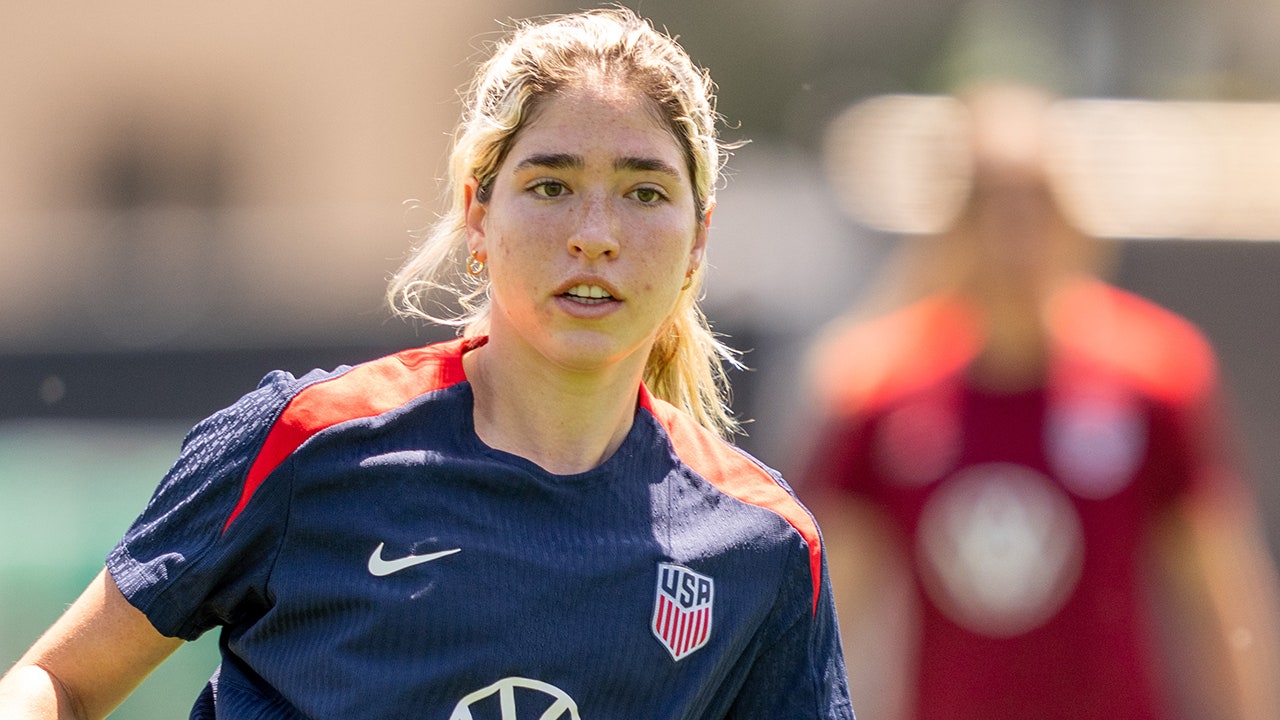 Read more about the article USWNT’s Korbin Albert hears boos in Colorado entering match after controversial LGBTQ posts