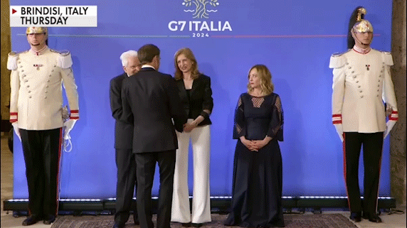 O primeiro-ministro italiano, Meloni, lança um ‘olhar mortal’ a Macron após desacordo sobre a declaração do G7