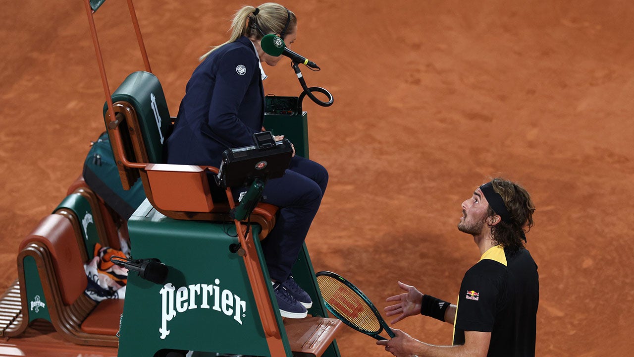 Read more about the article Stefanos Tsitsipas complains to French Open umpire over Carlos Alcaraz’s ‘extended grunt’