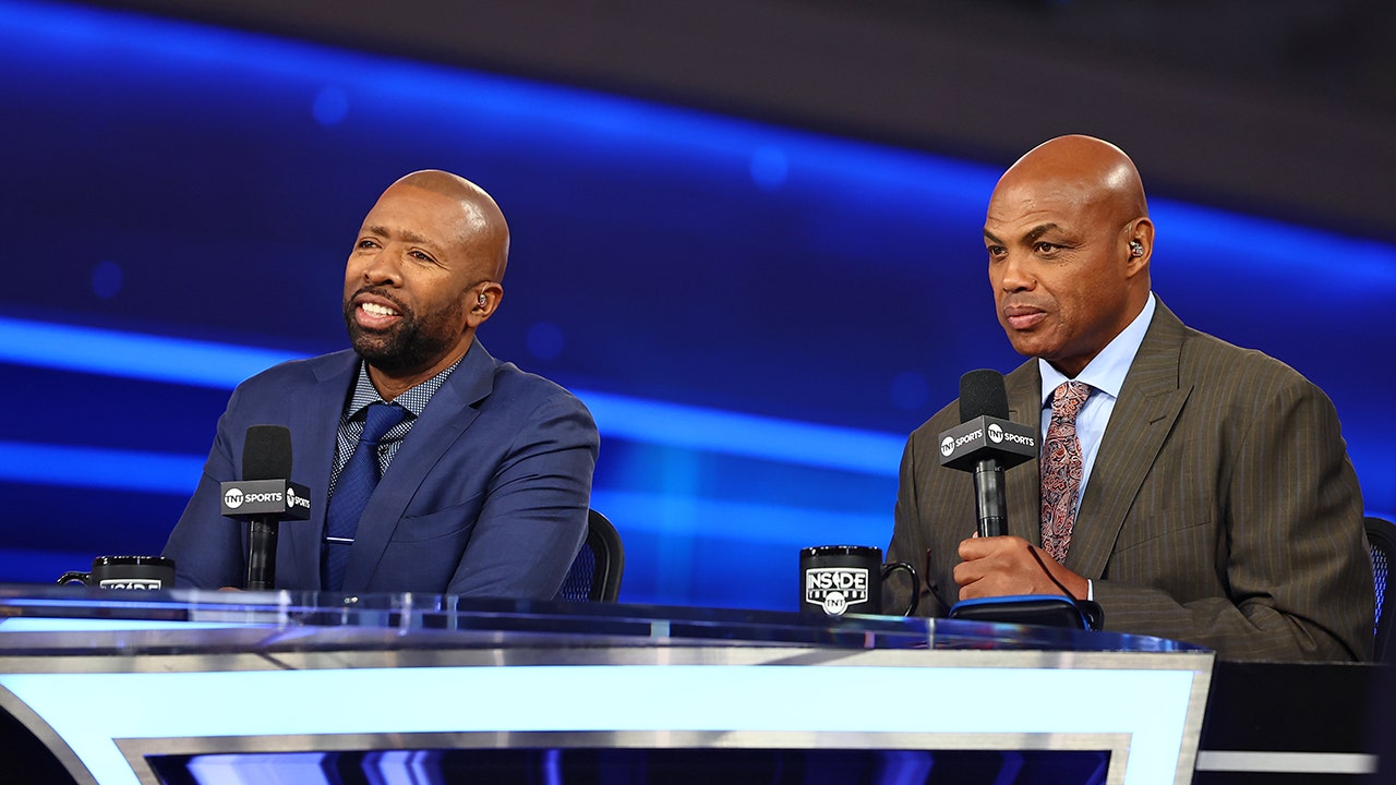 Kenny Smith says Charles Barkley 'never' told him he was retiring, questions why he didn't thank cohosts