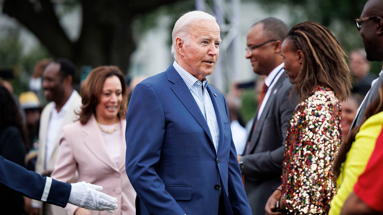 Read more about the article President Biden appears to freeze at White House Juneteenth event