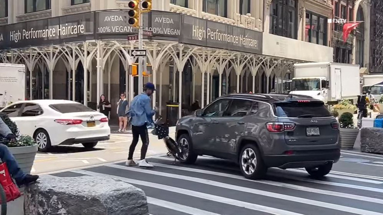 You are currently viewing NYC cyclist throws bike in front of SUV
