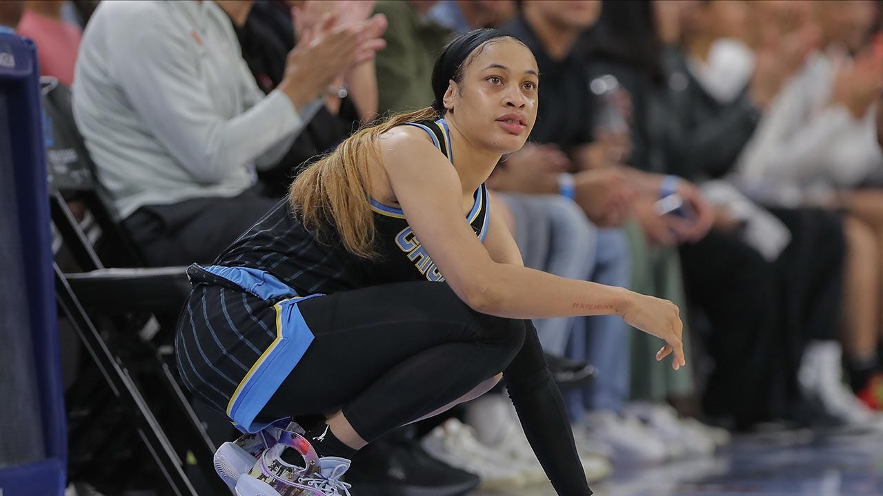 Read more about the article Chicago crowd gives Chennedy Carter standing ovation in first game since hard foul on Caitlin Clark