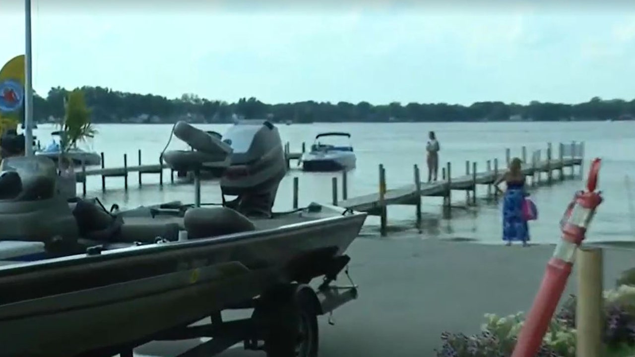 You are currently viewing 2 teen girls killed after jet ski crashes into boat in Illinois
