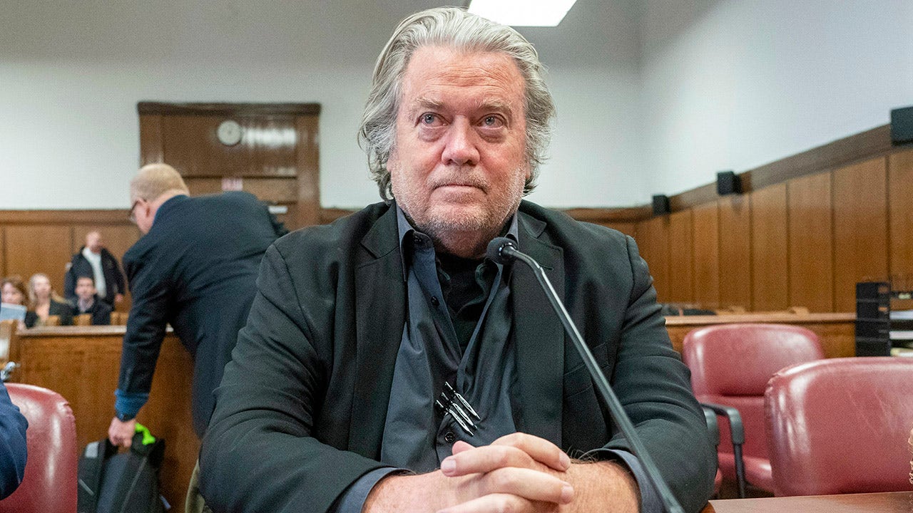 Read more about the article Steve Bannon reaches deadline to report to prison for contempt of Congress