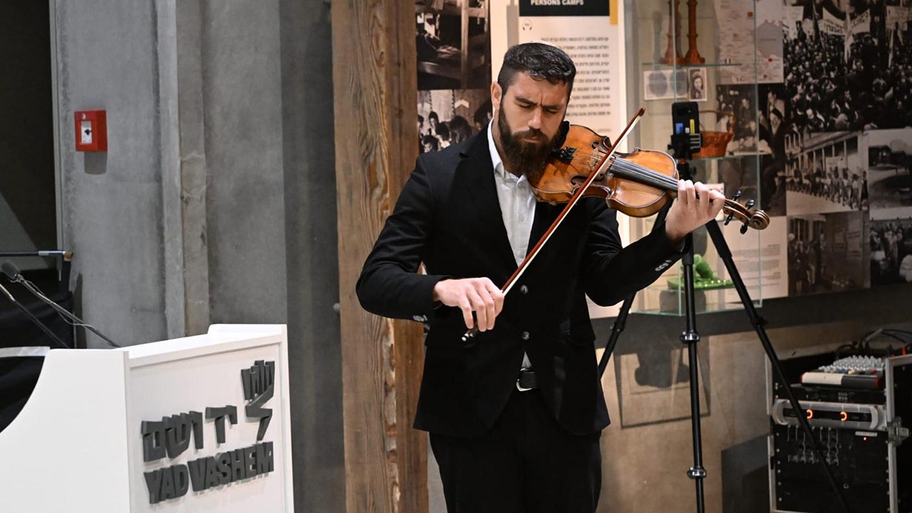 Jewish soldier wounded in war commemorates Holocaust heroes by playing the violin
