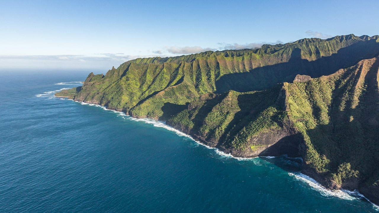 Tourist helicopter crashes off Na Pali Coast on Hawaiian island of Kaua’i; 1 dead, 2 missing