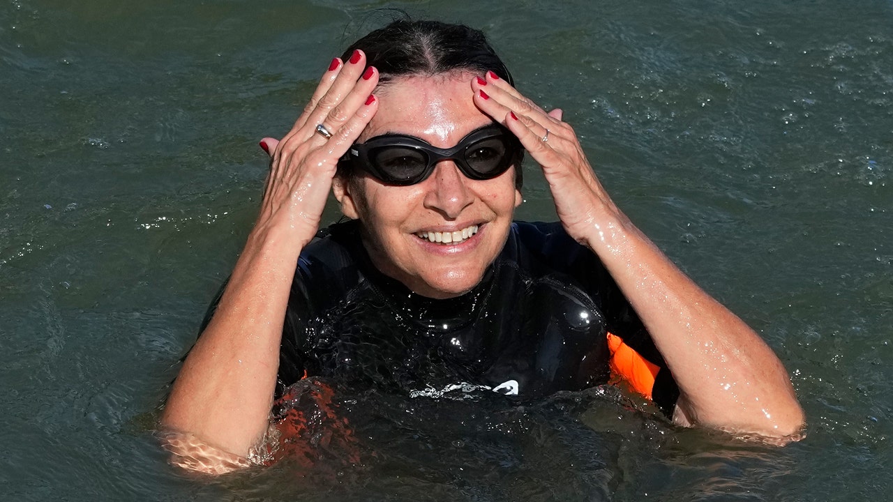 Paris mayor swims in Seine River to prove it’s clean ahead of Olympic Games